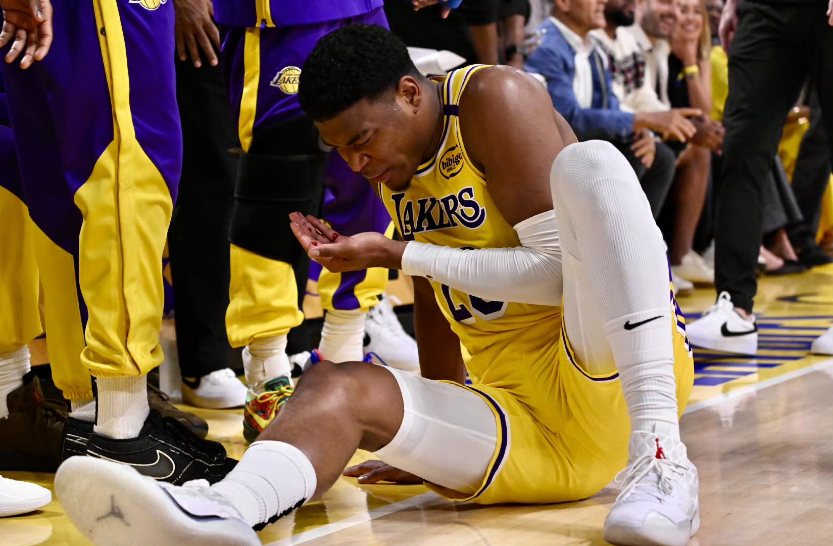 洛杉矶湖人训练开放日，赛前远射贴柱引欢呼，国王杯在即，控场能力受关注(植物大战僵尸2巨浪沙滩7)