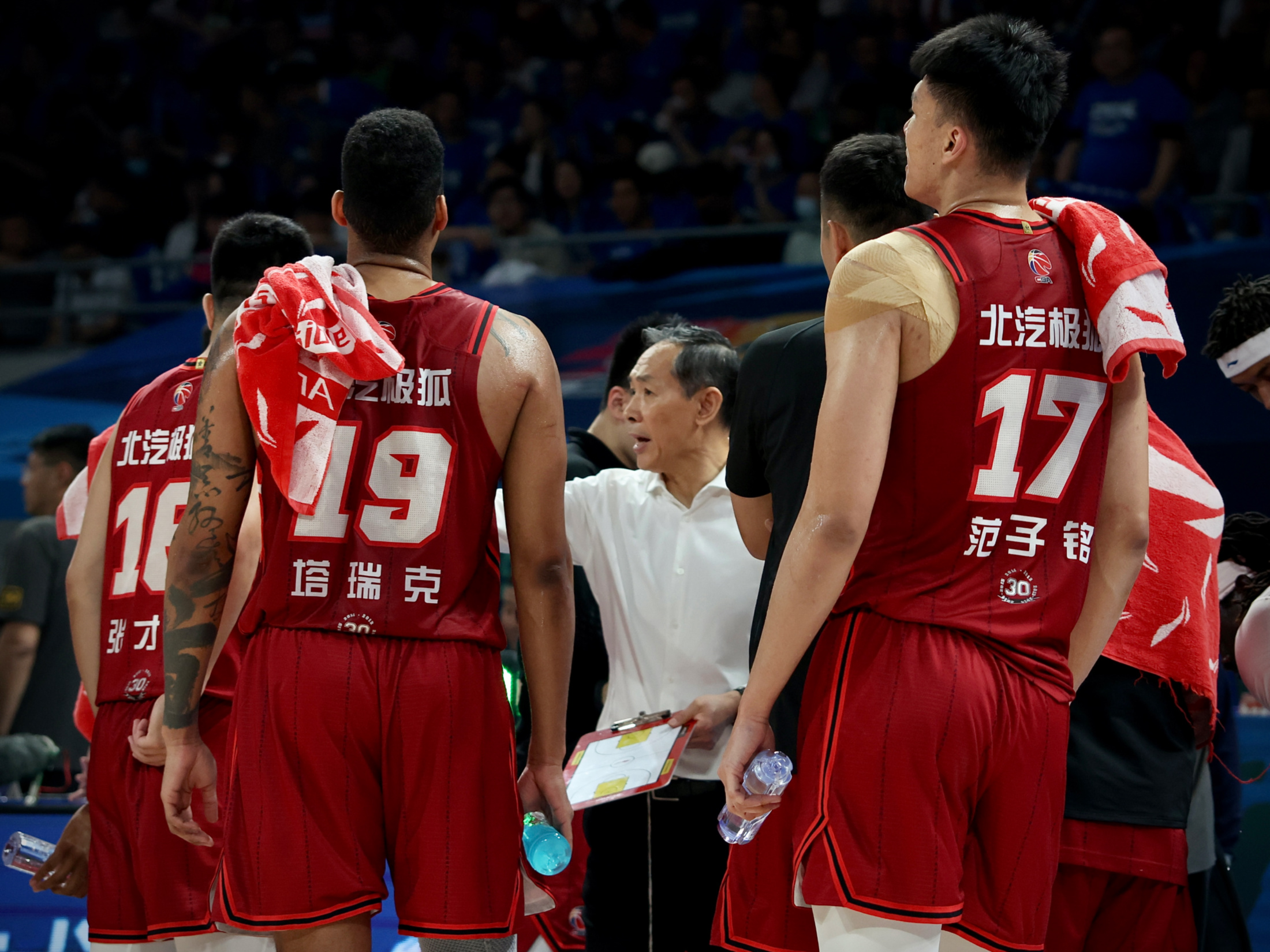 九游体育直播-关键时刻CBA季后赛传出新动向，上海海港迎来里程碑，管理层表态——球迷炸锅，更衣室氛围转暖的简单介绍